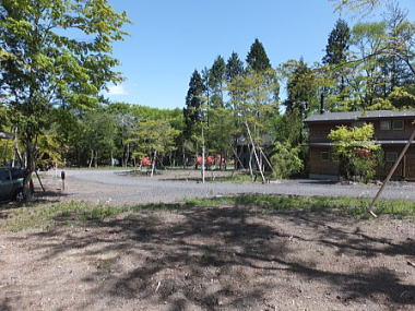 敷地からコモンスペース＆ラフォーレ中軽井沢の別荘を望む